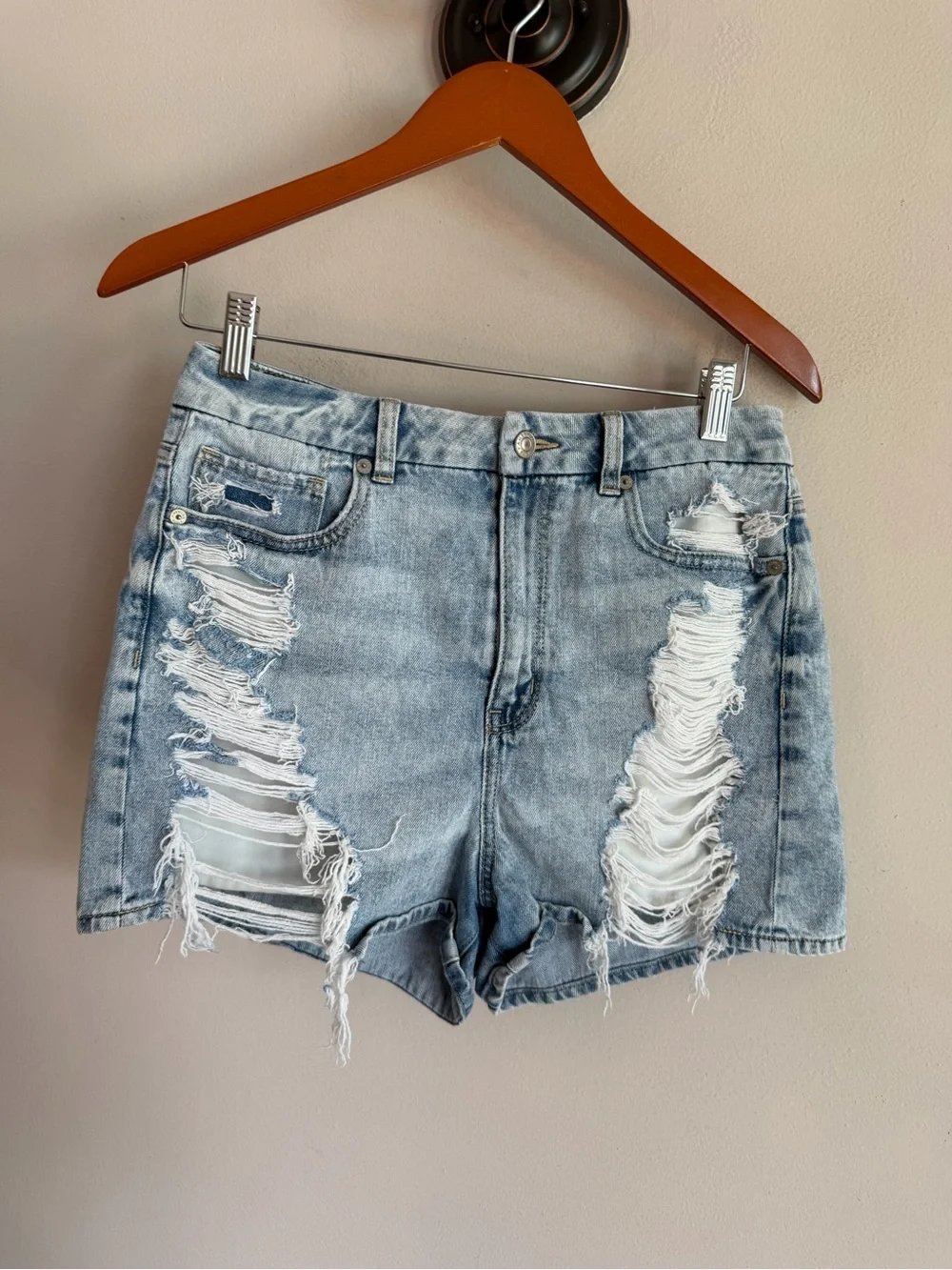 American Eagle Curvy Mom Shorts Light Wash Distressed Denim Size 6